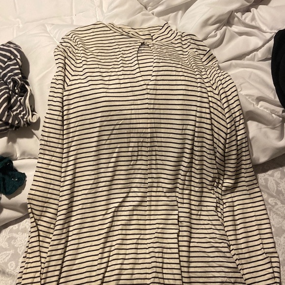 𝅺AMERICAN Eagle top with keyhole cutout - Picture 1 of 1